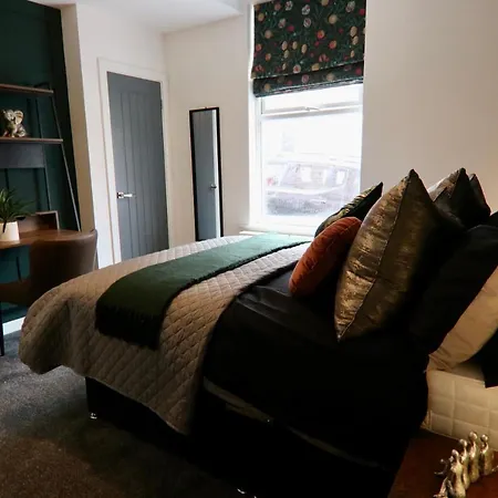 Boutique 5 Bed Home On Birdwell Road - Free Parking-3