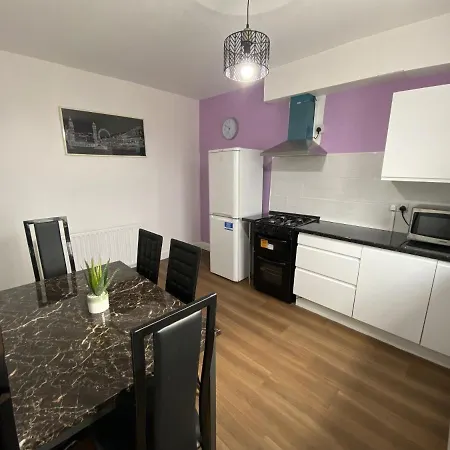 Modern 2 Bedroom Flat Close To City Centre-2