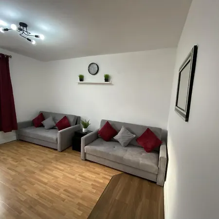 Modern 2 Bedroom Flat Close To City Centre-3