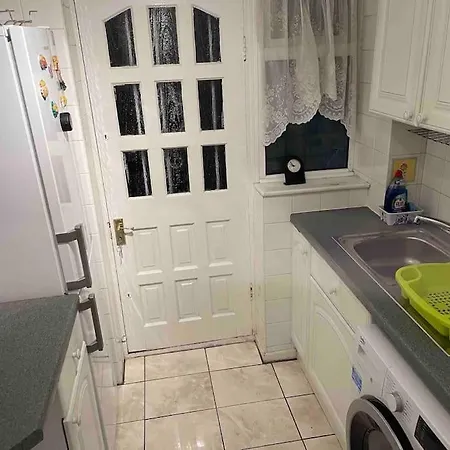 Princess 3 Bedroom House + Offstreet Parking +Wifi-2