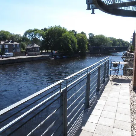 3 Emperors Wharf With Stunning River Views-3