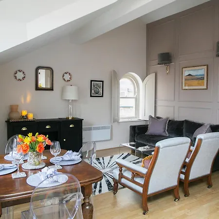 Regent House Deluxe 2 Bedroom Apartment-3