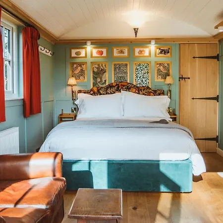 Hornington Manor Luxury Shepherd Huts-3