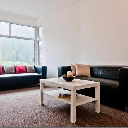 Budget Double Room Close To Leeds University And City Centre-3