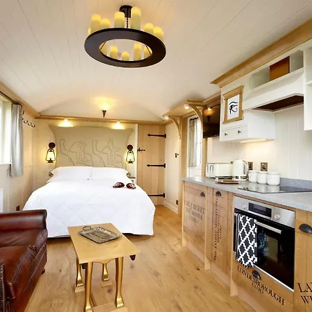Hornington Manor Luxury Shepherd Huts-2