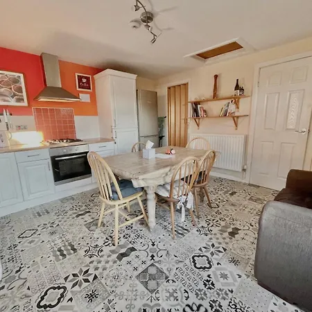 Guestready-Close To Leeds City, Spacious, Sleeps 6-2