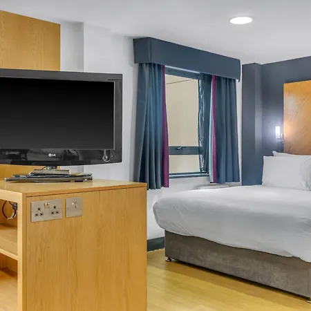 Roomzzz Leeds City West-2