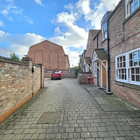 Private George Hudson Court Apartments Close To City Walls-2
