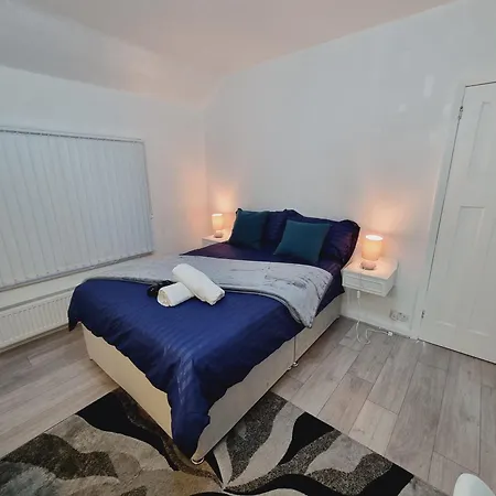 Modern 3 Bedroom House, 3 Bathroom, Secure Parking, Wi-Fi & Garden-2