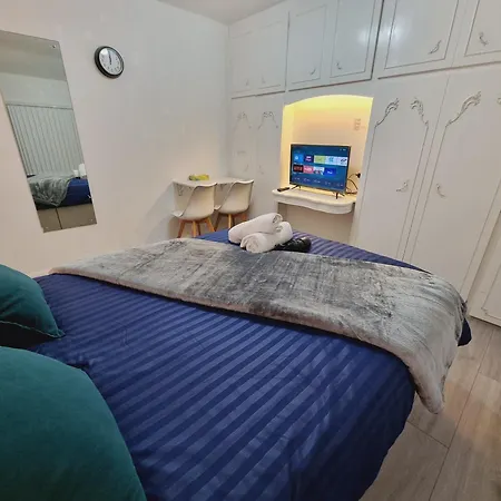 Modern 3 Bedroom House, 3 Bathroom, Secure Parking, Wi-Fi & Garden-3