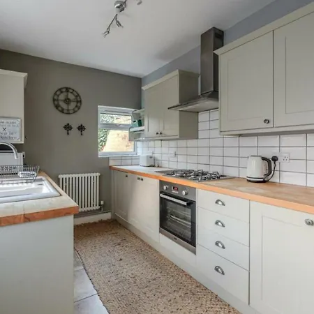 Entire 2-Bedroom House With Garden-3