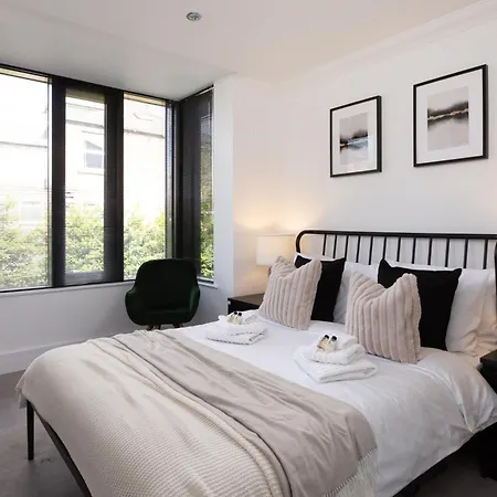 London Mews, Modern Apartment - Sleeps 4-2