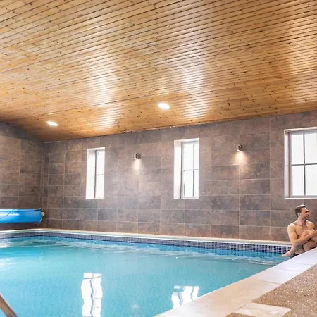 Killerby Old Hall With Hot Tub And Swimming Pool-2