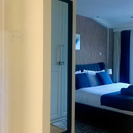 Stylish 2Br Apartment In Leeds City Centre With Town Hall Views-2