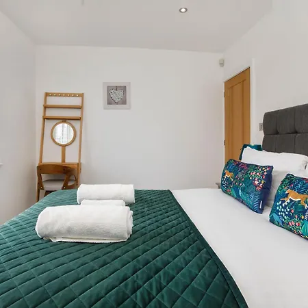 White House Apartments-Free Parking 1 Car Per Apartment-2