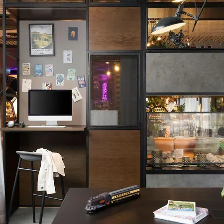 Moxy York-2