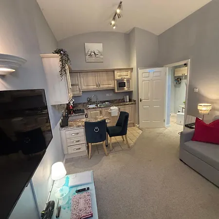Cosy County House Apartment With Free Private Parking Sleeps Up To Four Guests-2