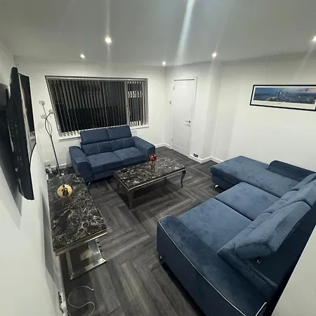 Modern 3 Bedroom Holiday Home -Jaquzzi Bath -Private Parking-Suitable For Contractors - Free Wifi-3