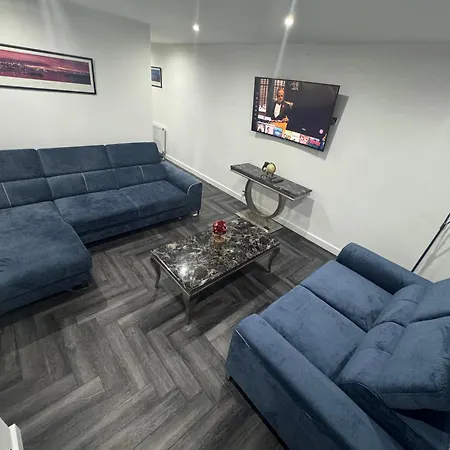 Modern 3 Bedroom Holiday Home -Jaquzzi Bath -Private Parking-Suitable For Contractors - Free Wifi-2