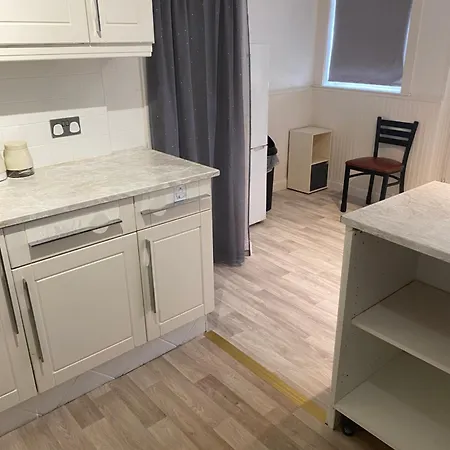 Cheerful 2 Bedroom Residential Home - Free Parking-2