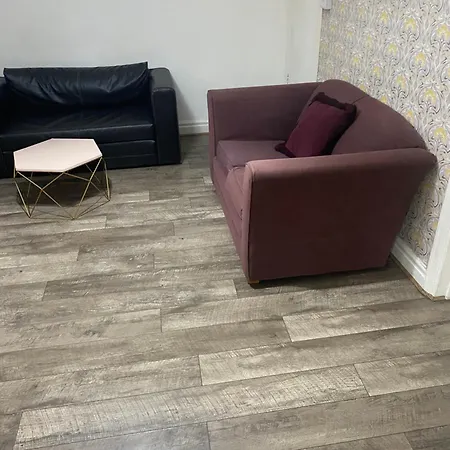 Cheerful 2 Bedroom Residential Home - Free Parking-3