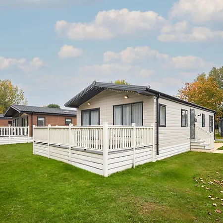 Primrose Lodge With Hot Tub-3