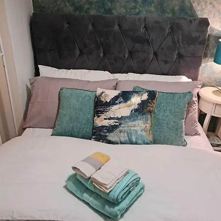 Immaculate 3-Bed House In Middleton-2
