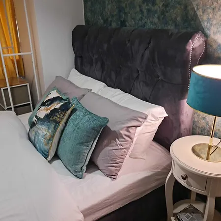 Immaculate 3-Bed House In Middleton-3