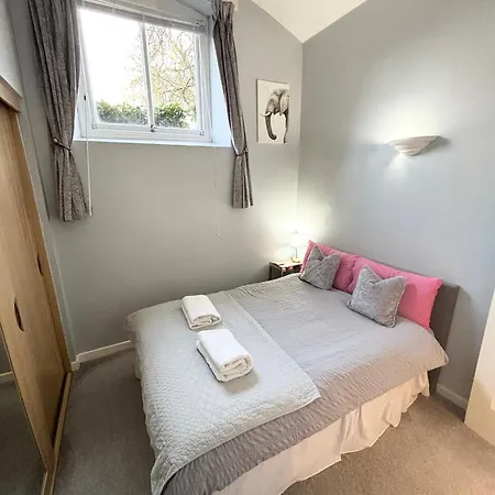 Cosy County House Apartment With Free Private Parking Sleeps Up To Four Guests-3