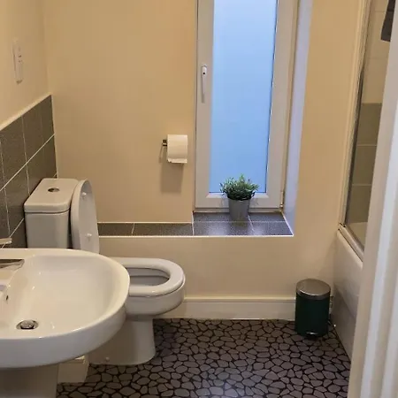 Beautiful City Centre House With Parking! Sleeps 6-3