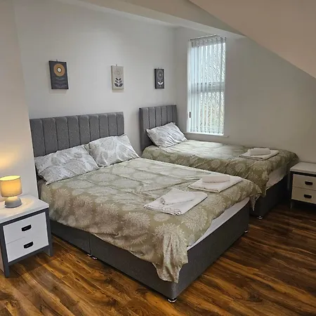 Spacious 3-Bedroom House Near Leeds City Centre By Homebird Property Management Short Lets & Serviced Accommodation Leeds With En-Suite Bathrooms & Free Parking-2