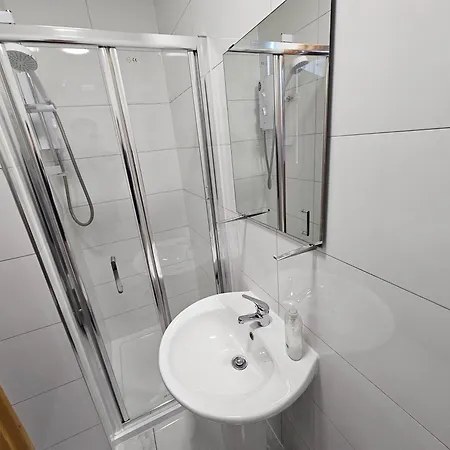 Spacious 3-Bedroom House Near Leeds City Centre By Homebird Property Management Short Lets & Serviced Accommodation Leeds With En-Suite Bathrooms & Free Parking-2