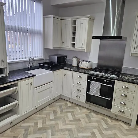 Spacious 3-Bedroom House Near Leeds City Centre By Homebird Property Management Short Lets & Serviced Accommodation Leeds With En-Suite Bathrooms & Free Parking-3