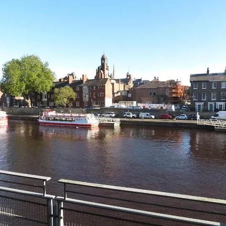 3 Emperors Wharf With Stunning River Views-2