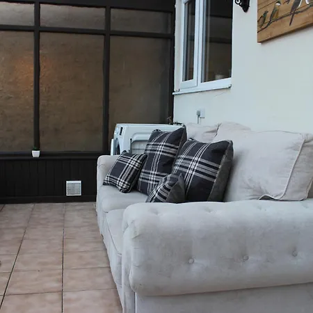 The Hampton Beautiful 3 Bedroom House With Conservatory & Garden-3