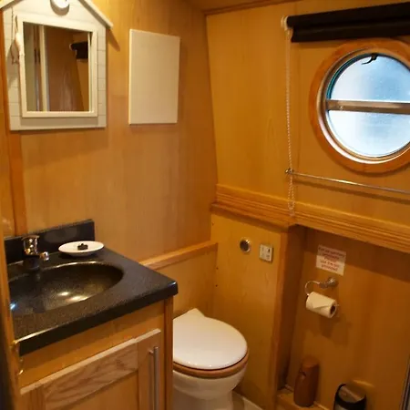 Houseboat Hotels-2