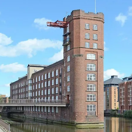 Riverside Studio Apartments Close To City Centre-3