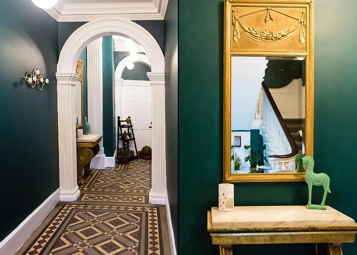 Luxury Travel Emporium Yo1 - Exquisite 400 Year Old, City Centre Townhouse York