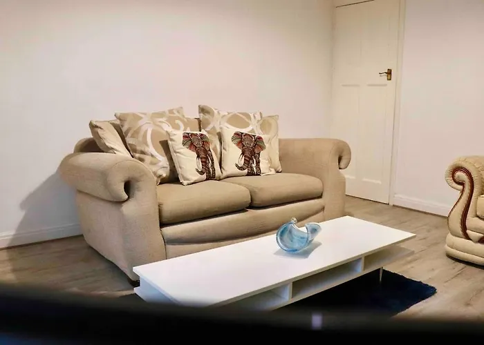 Entire Family Vacation Home . Wifi . Free Parking Leeds 