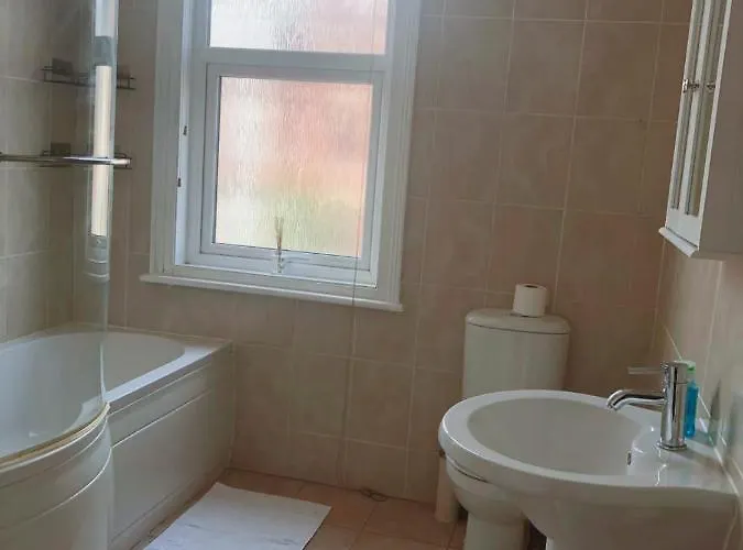 Spacious 3 Bedroom House Can Sleep 6 Leeds 