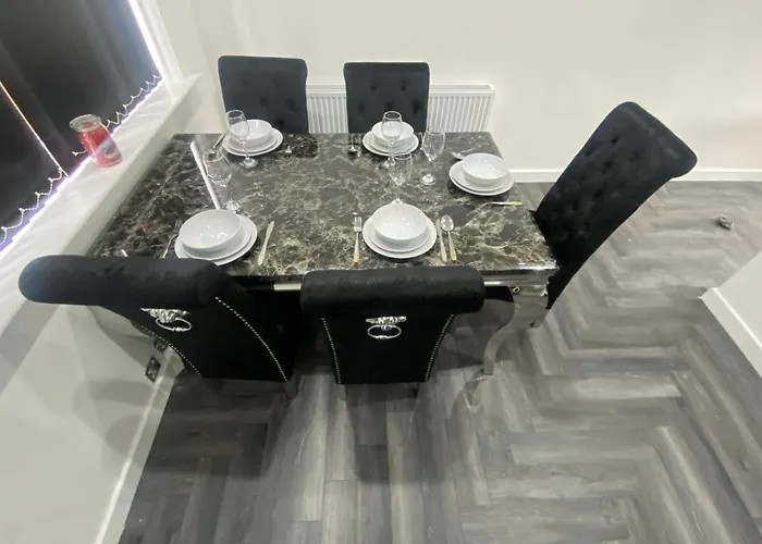 Modern 3 Bedroom Holiday Home -Jaquzzi Bath -Private Parking-Suitable For Contractors - Free Wifi Leeds 