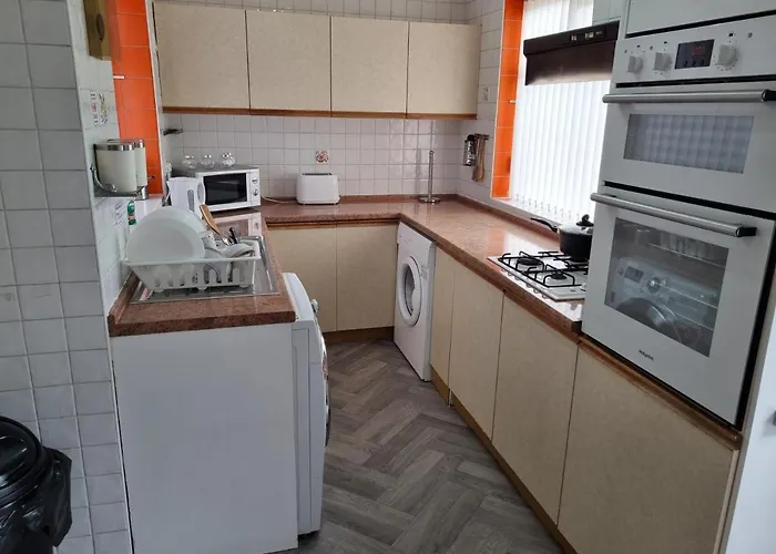 Relaxed Double Bed With Private Bathroom, Parking, Wifi And Garden. Leeds 