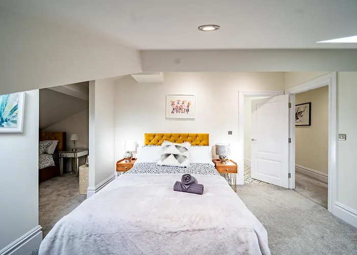 Luxurious 4-Bedroom Penthouse: 15 Mins To City Centre, Secure Parking Leeds 