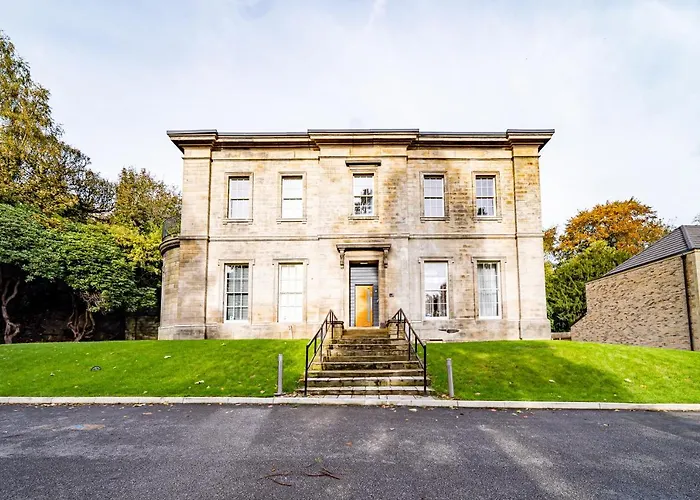 Luxurious 4-Bedroom Penthouse: 15 Mins To City Centre, Secure Parking Leeds 