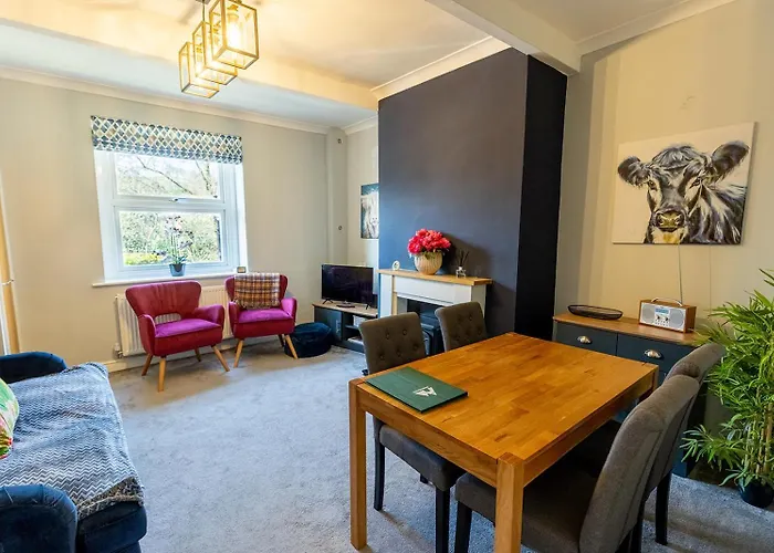 Little Red Holiday Home: Peak District Gateway with Free Parking Halifax