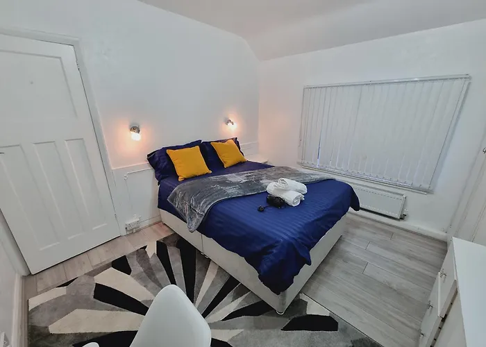 Modern 3 Bedroom House, 3 Bathroom, Secure Parking, Wi-Fi & Garden Leeds 