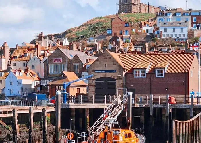 Whitby Central Close To Beach Pier Flowergate