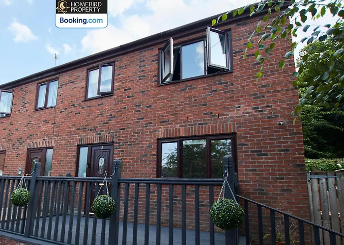 Cosy 4Bedroom House Near City Centre By Homebird Property Management Short Lets & Serviced Accommodation Leeds With Private Parking & Garden