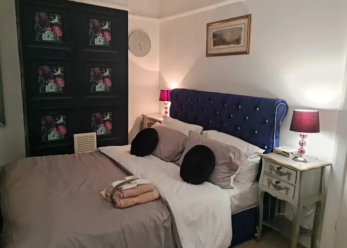 Immaculate 3-Bed House In Middleton Hotel