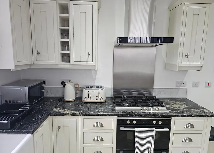 Spacious 3-Bedroom House Near Leeds City Centre By Homebird Property Management Short Lets & Serviced Accommodation Leeds With En-Suite Bathrooms & Free Parking